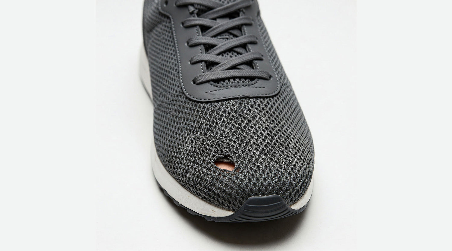 Loch im Mesh reparieren: So rettest du deine Sneaker