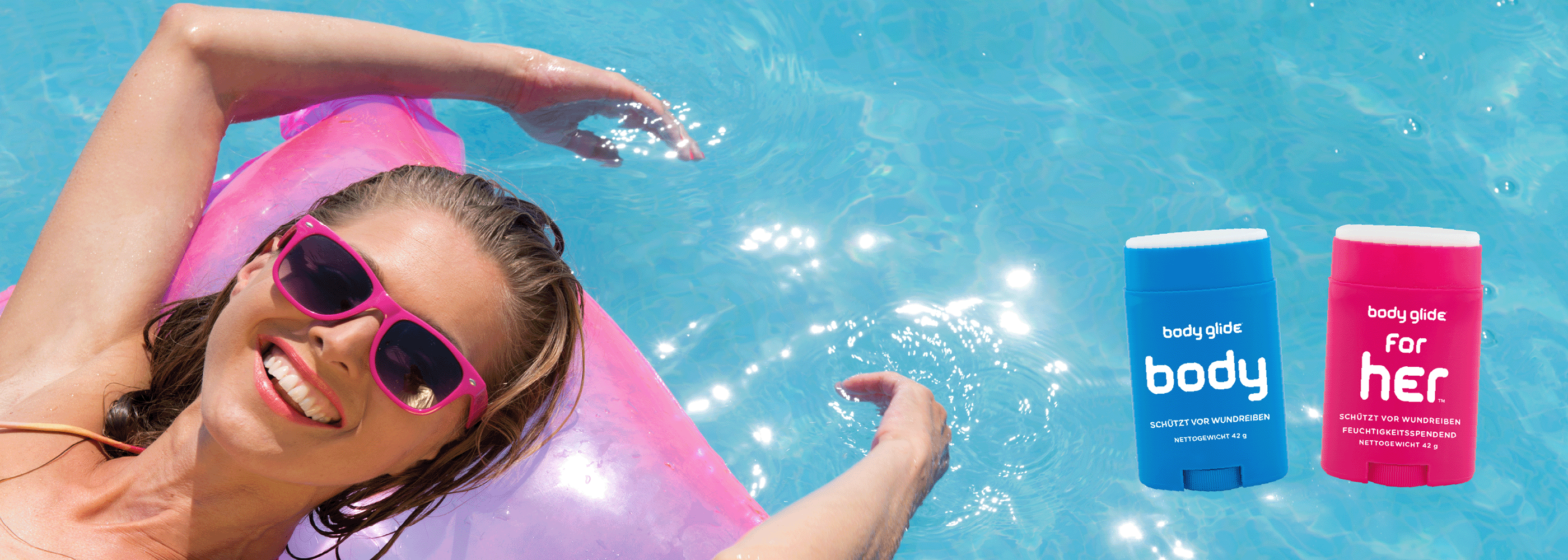 Body Glide "Body" und "For Her" Anti-Wundreib-Sticks für den Sommer. Frau auf Luftmatratze und Sonnenbrille im Pool.