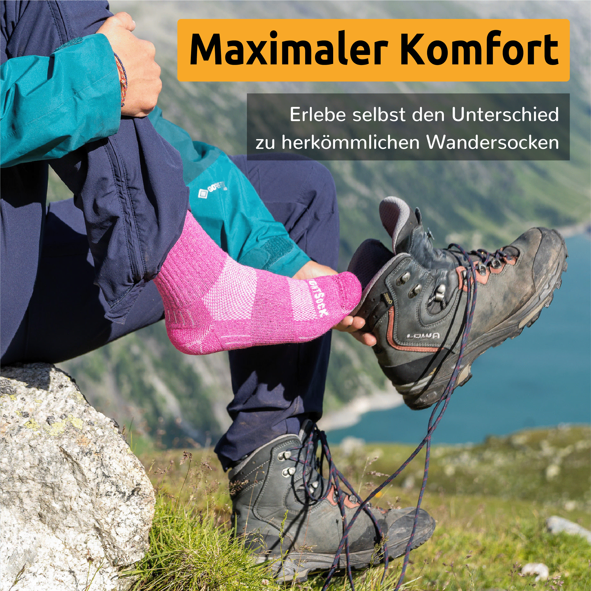 Wrightsock doppellagige Wandersocken Modell Escape Crew in Pink. Getragen von einer Frau beim Wandern vor einer Berglandschaft. Titel: Maximaler Komfort. Erlebe selbst den Unterschied zu herkömmlichen Socken.