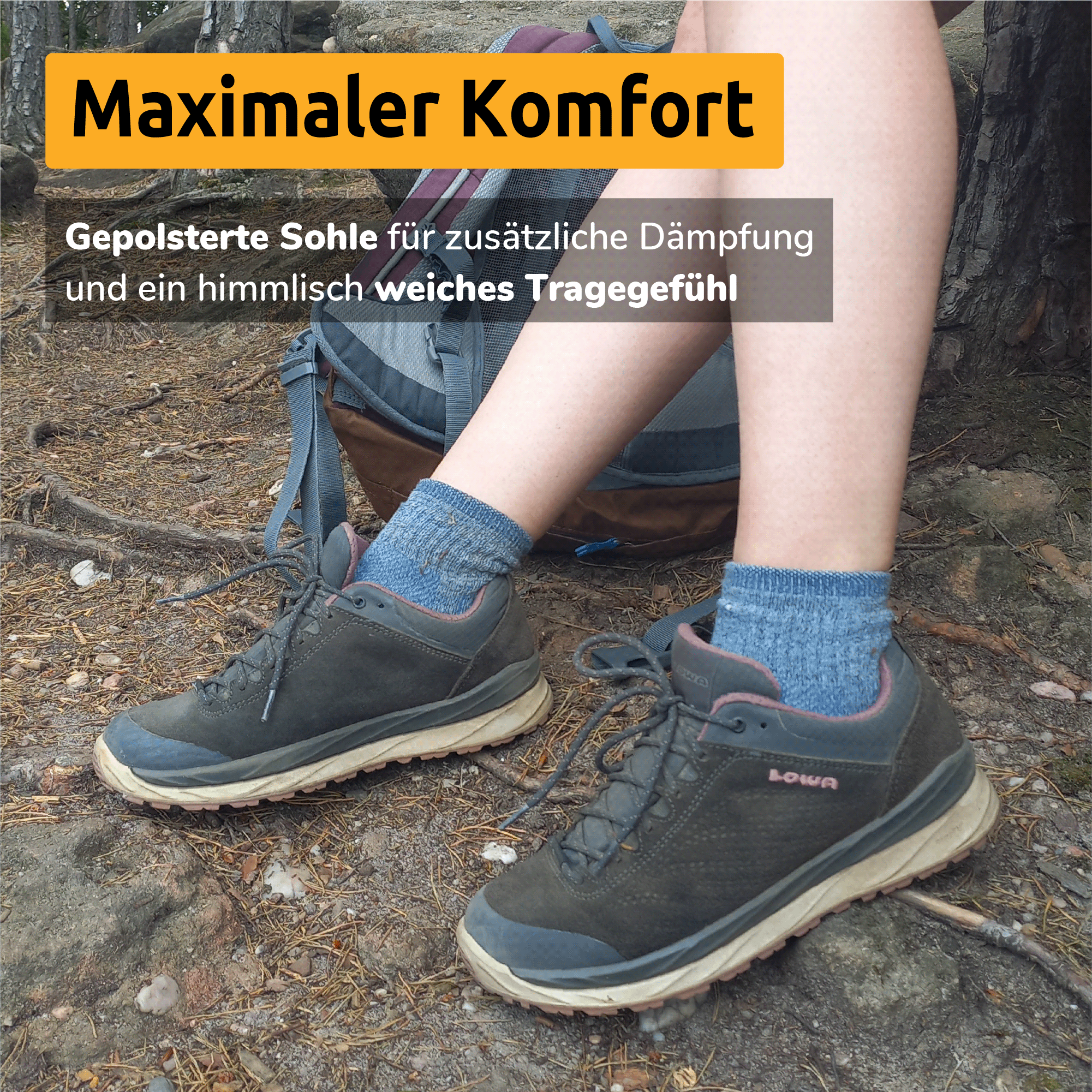Wrightsock doppellagige Anti-Blasen-Wandersocken Modell Escape quarter in grau. Getragen von einer Wanderin bei einer Pause im Wald (Nahaufnahme Füße in niedrigen Wanderschuhen). Titel: Maximaler Komfort. Gepolsterte Sohle für zusätzliche Dämpfung und ein himmlisch weiches Tragegefühl.