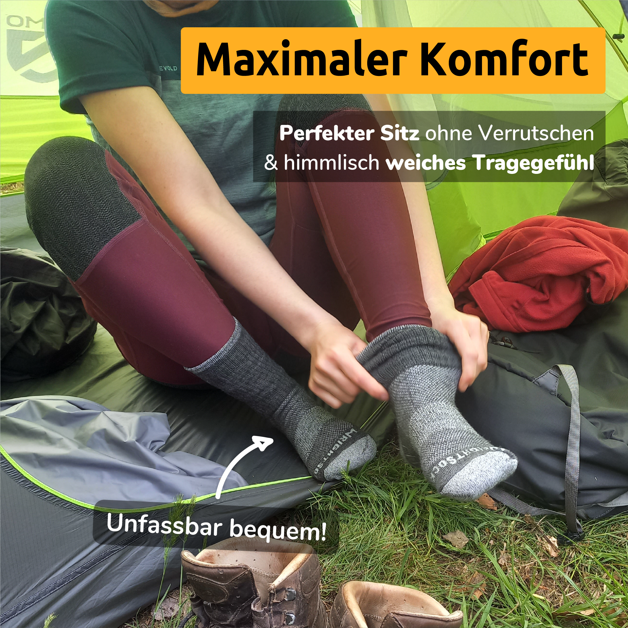 Gepolsterte doppellagige Trekkingsocke Merino Escape von Wrightsock. Wanderin sitzt im Zelt und zieht sich Socke an. Text: Maximaler Komfort. Perfekter Sitz ohne Verrutschen und himmlisch weiches Tragegefühl. Unfassbar bequem.