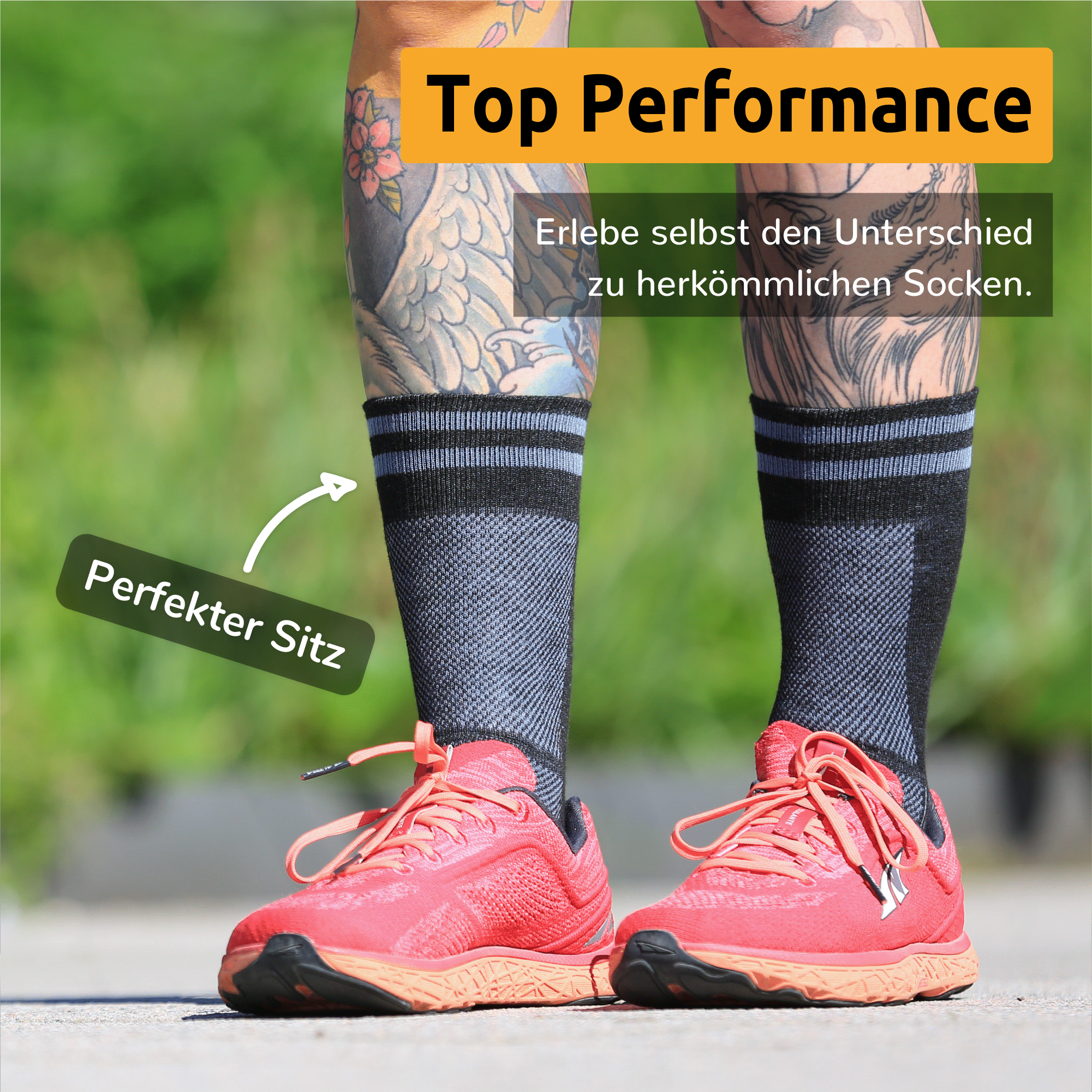 Wadenhohe Laufsocke Coolmesh II Crew von Wrightsock getragen von Läuferin mit tätowierten Beinen (Nahaufnahme). Text: Top Performance. Erlebe selbst den Unterschied zu herkömmlichen Socken. Perfekter Sitz.