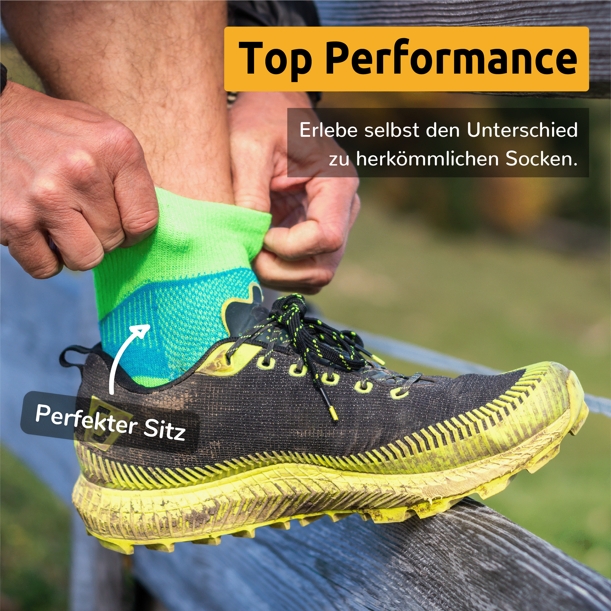 Knöchelhohe Laufsocken von Wrightsock Modell Coolmesh Quarter in Grün / Gelb. Trailrunner zieht Socke hoch bei einer Pause auf seinem Lauf. Text: Top Performance. Erlebe selbst den Unterschied zu herkömmlichen Socken. Perfekter Sitz.