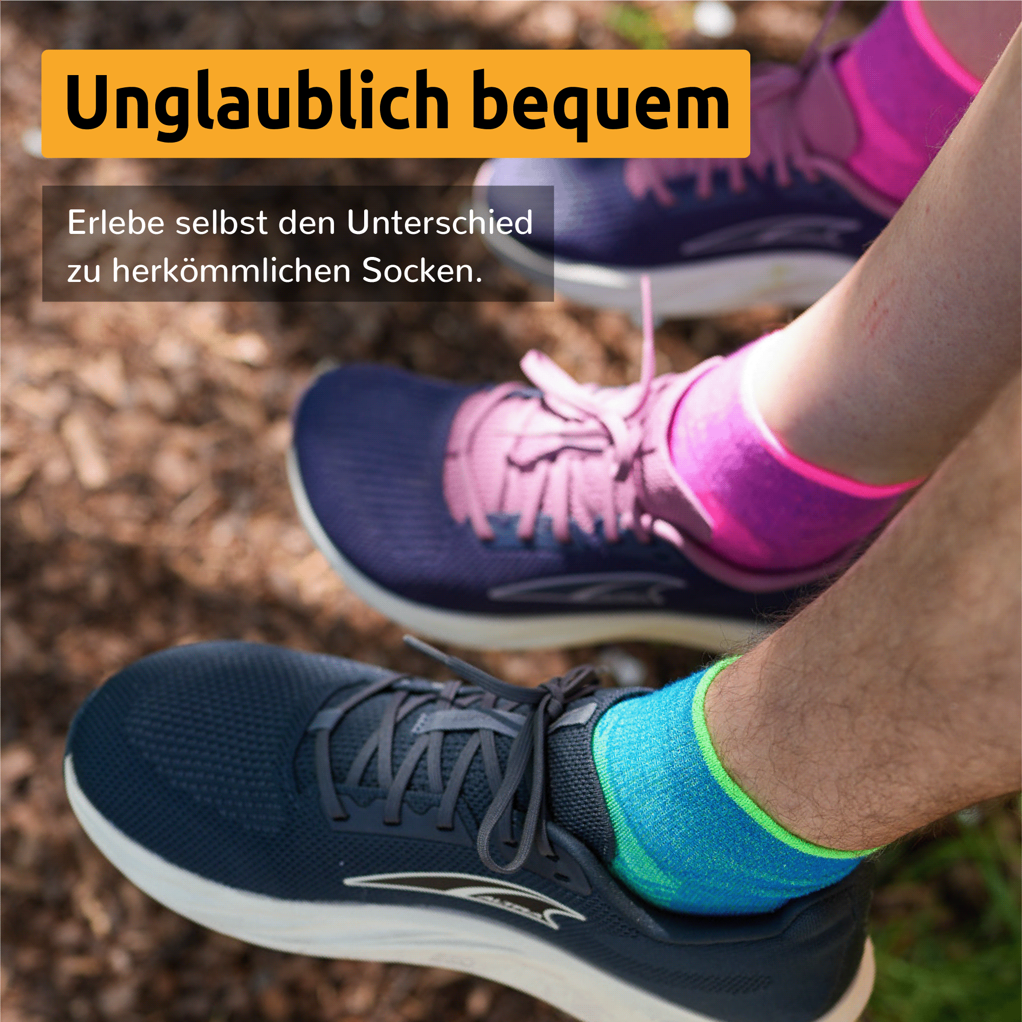 Knöchelhohe Laufsocken von Wrightsock Modell Coolmesh Quarter in Grün / Gelb. Trailrunner zieht Socke hoch bei einer Pause auf seinem Lauf. Text: Top Performance. Erlebe selbst den Unterschied zu herkömmlichen Socken. Perfekter Sitz.