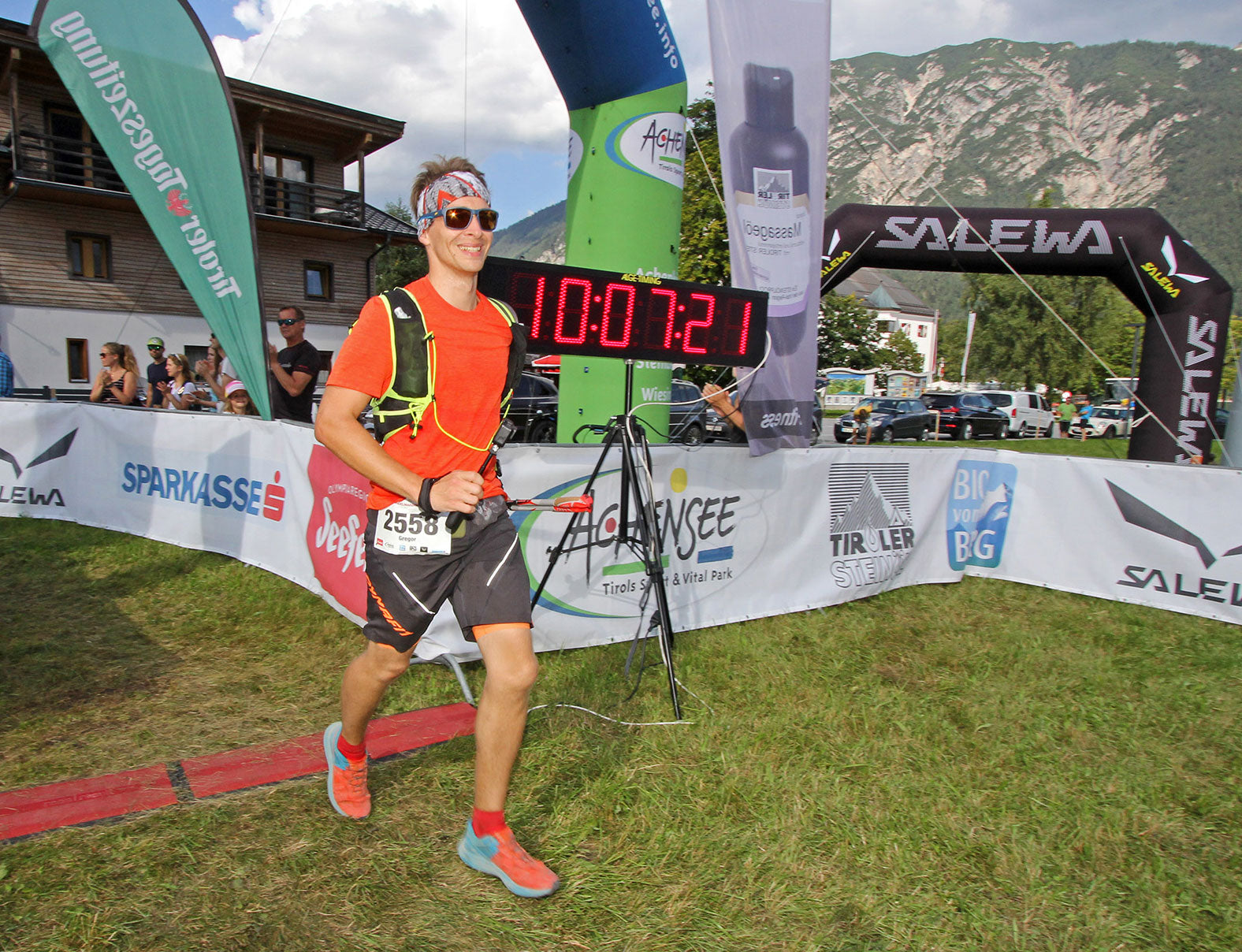 Reibungslos Ambassador / Markenbotschafter Gregor Behlen beim Trailrunning Zieleinlauf