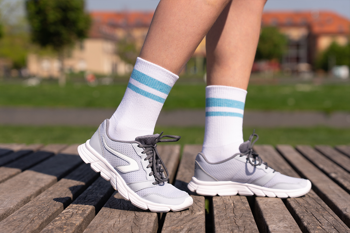 Wiederkehrender Modetrend: Weiße Tennissocken mit Streifen