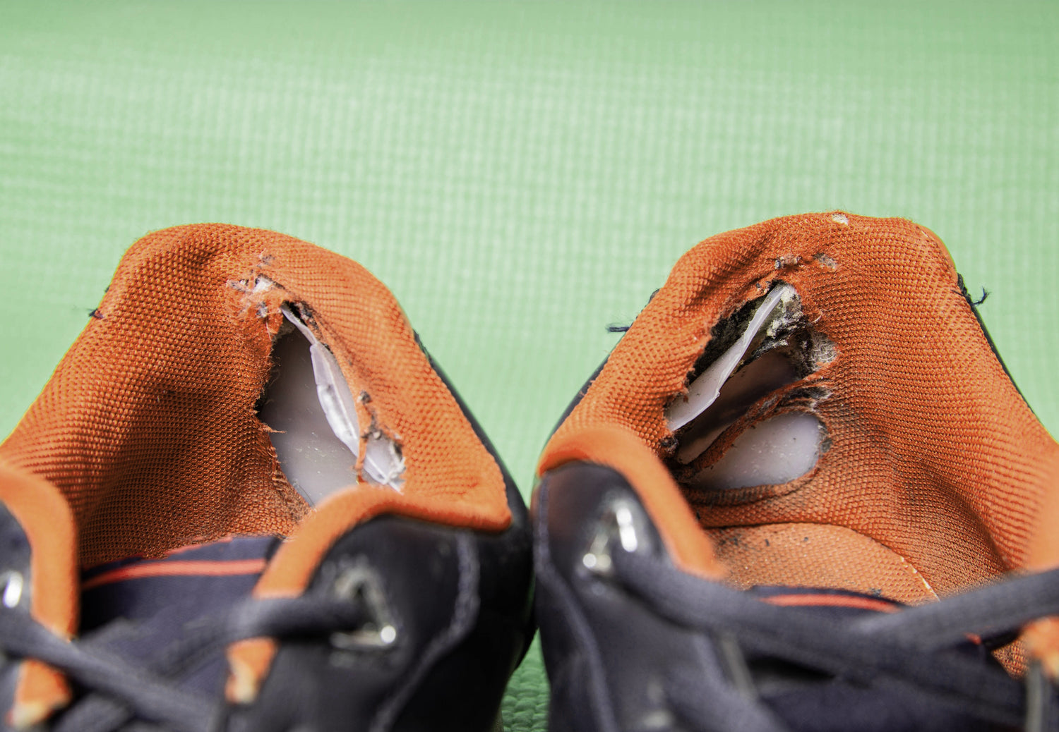 Löcher in der Ferse von Schuhen: Ursachen, Vorbeugung und Tipps zur Reparatur