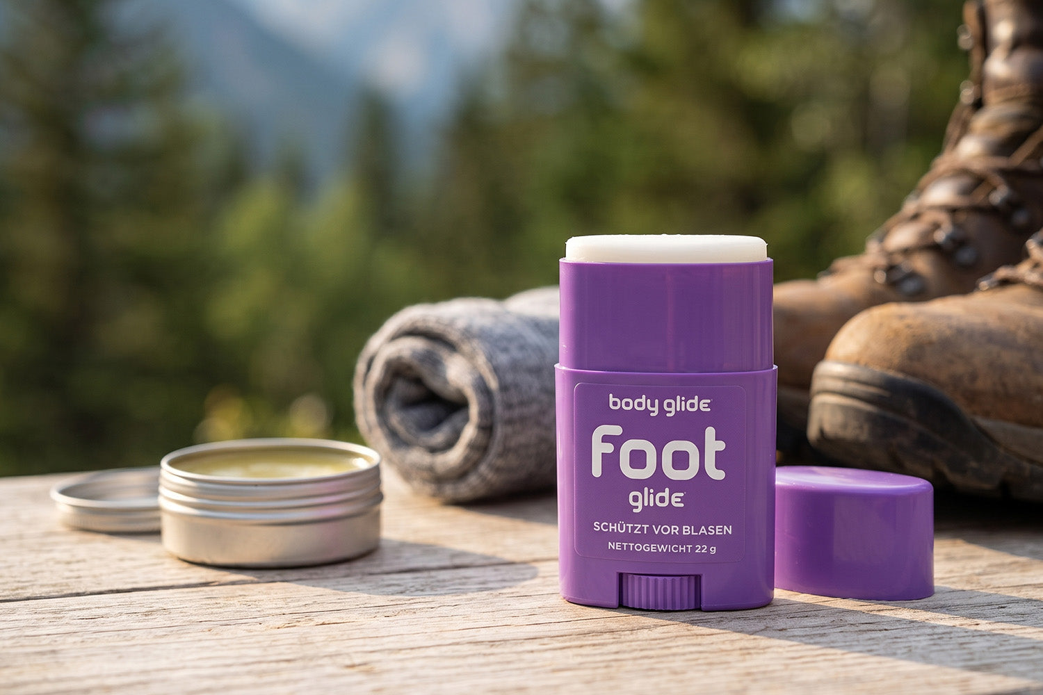 Body Glide Foot Glide Anti-Blasen-Stick neben Wandersocke und Wanderschuh, vegane Alternative zur Hirschtalgcreme für die Füße beim Wandern
