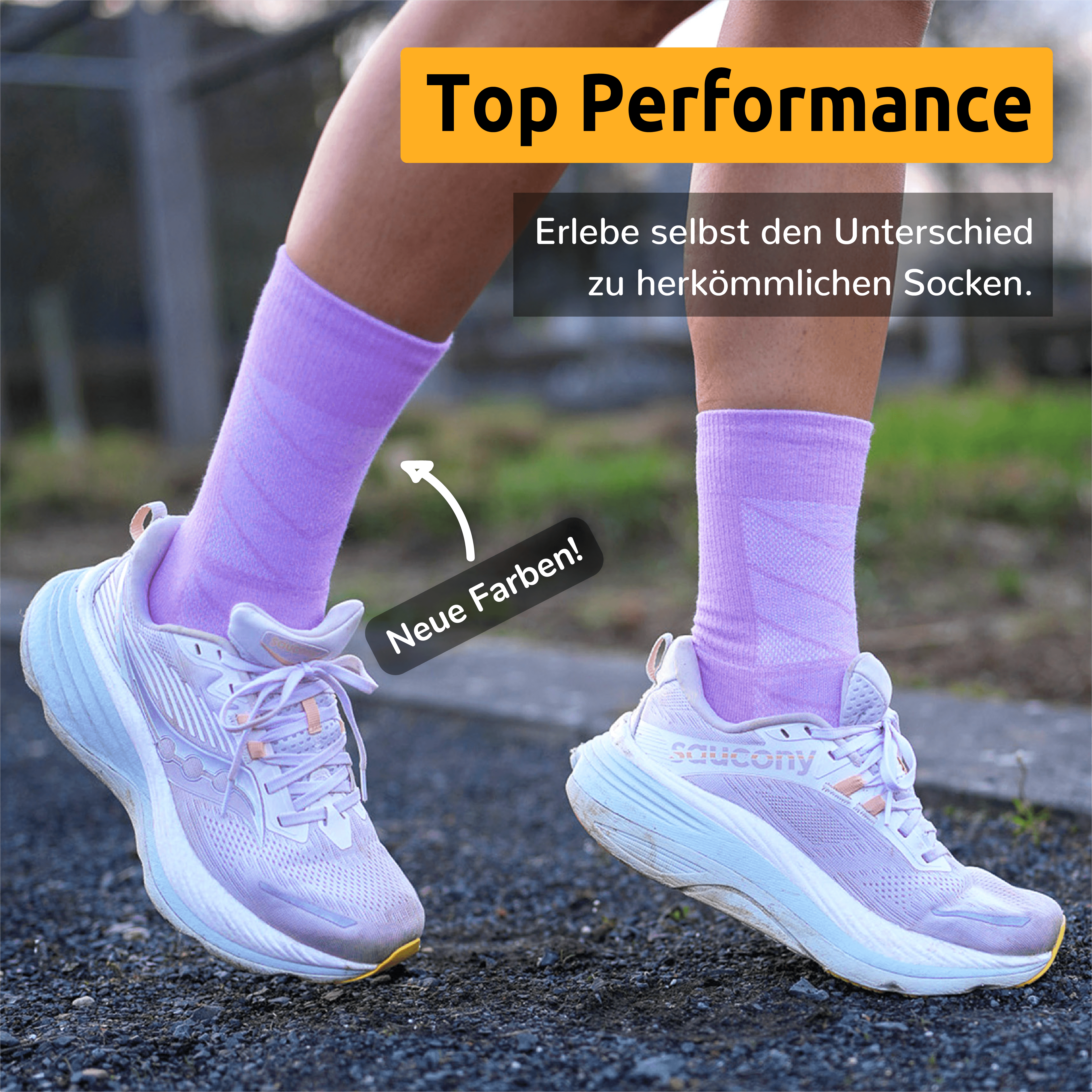 Wadenhohe Laufsocke Coolmesh II Crew von Wrightsock getragen von Läuferin mit tätowierten Beinen (Nahaufnahme). Text: Top Performance. Erlebe selbst den Unterschied zu herkömmlichen Socken. Perfekter Sitz.